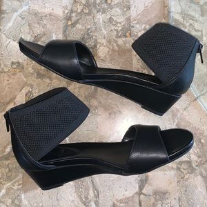 NWT Simply Vera Vera Wang Wedge Sandals